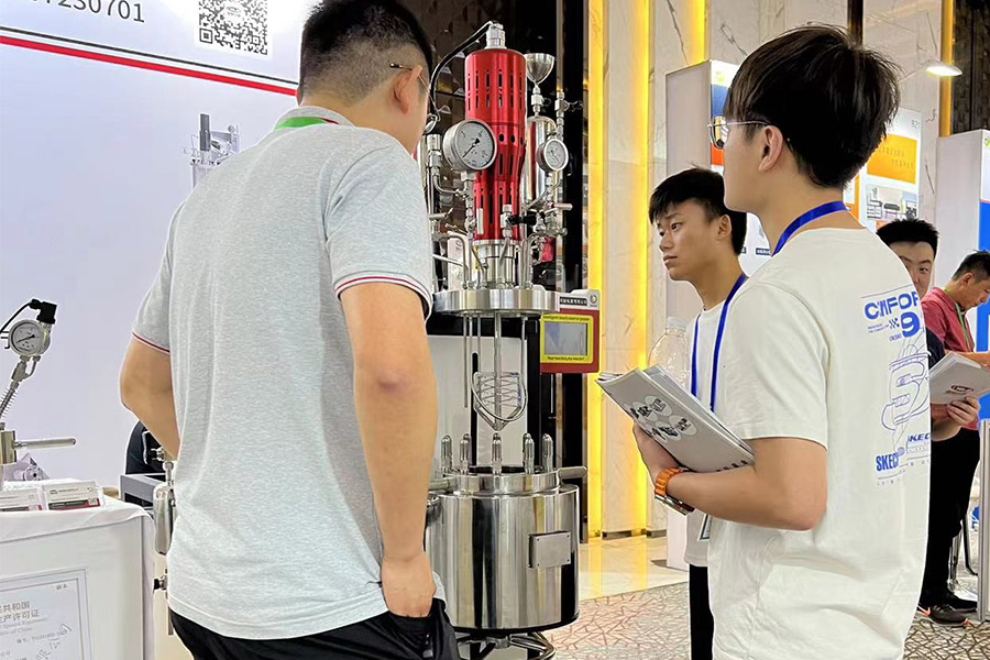 全主动起落高压反映釜遭到存眷